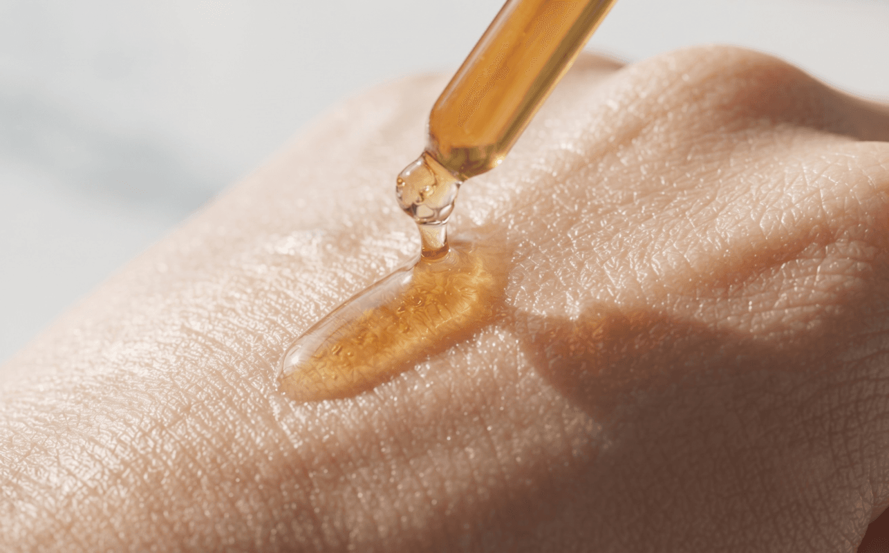 Beyond Retinol: How Next-Gen Retinoids Transform Day & Night Skincare 2 Lightweight serum texture, fast absorbing non greasy anti aging retinoid, Rosiera serum skin barrier.